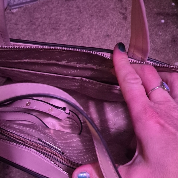 Elegant Pink Handbag - Picture 3 of 4